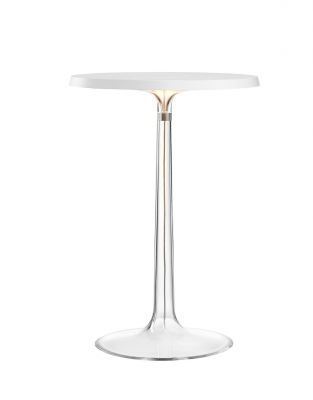 Weiße Bon Jour Tischleuchte von Flos mit transparentem Fuß und sanftem, warmem Licht.